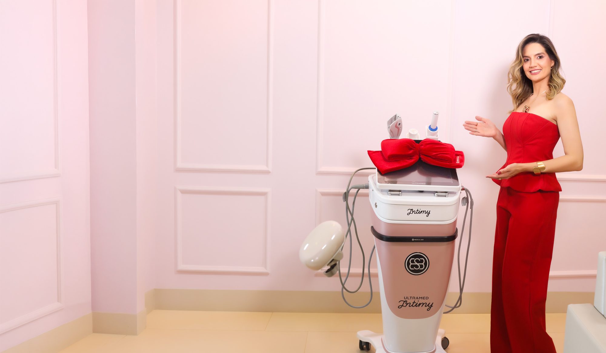 Dra. Charlene Caldas ao lado do equipamento de laser íntimo Intimy